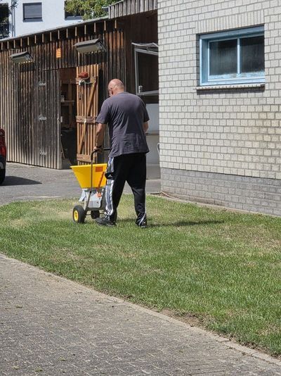 Platzwart Eugen bei der Arbeit
